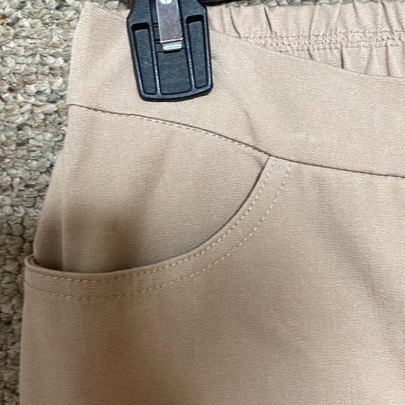 Isaac mizrahi tan pants. Never worn . No tags - Picture 4 of 5